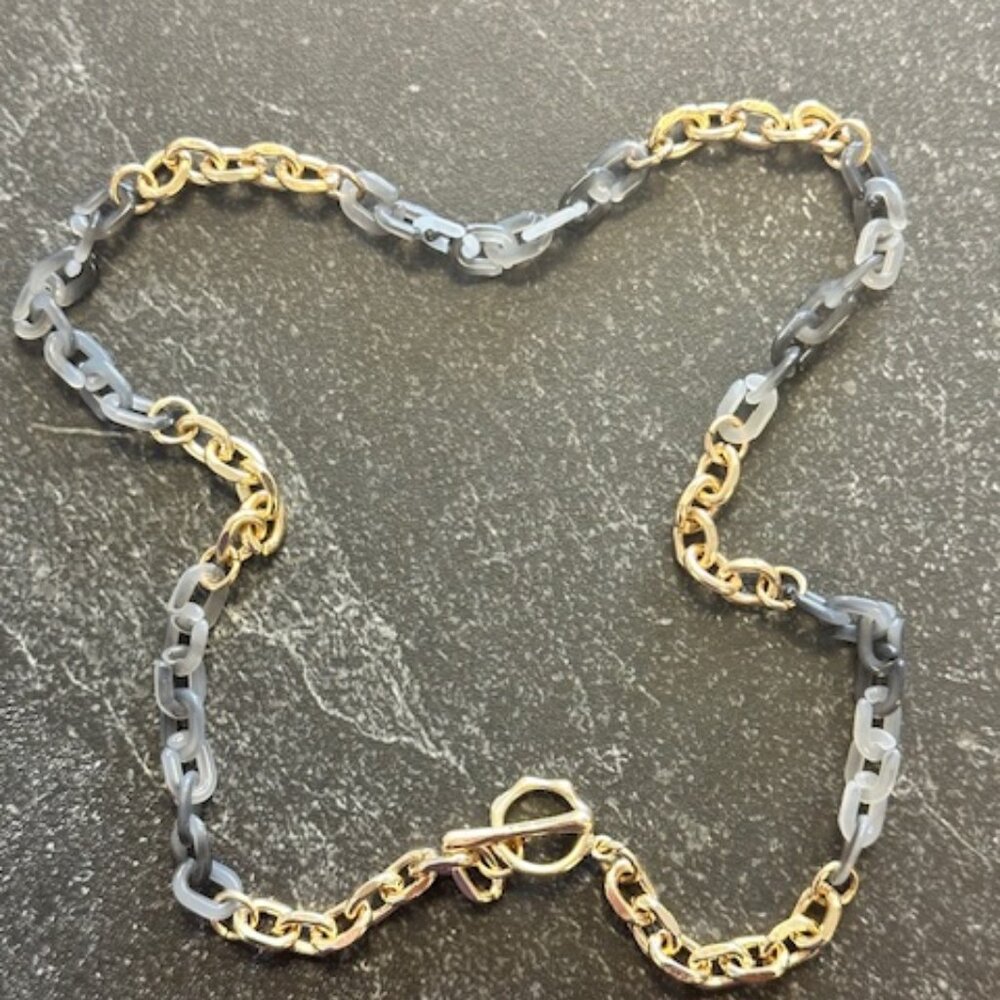 NWT Boutique Gray and Gold Toggle Chain Necklace